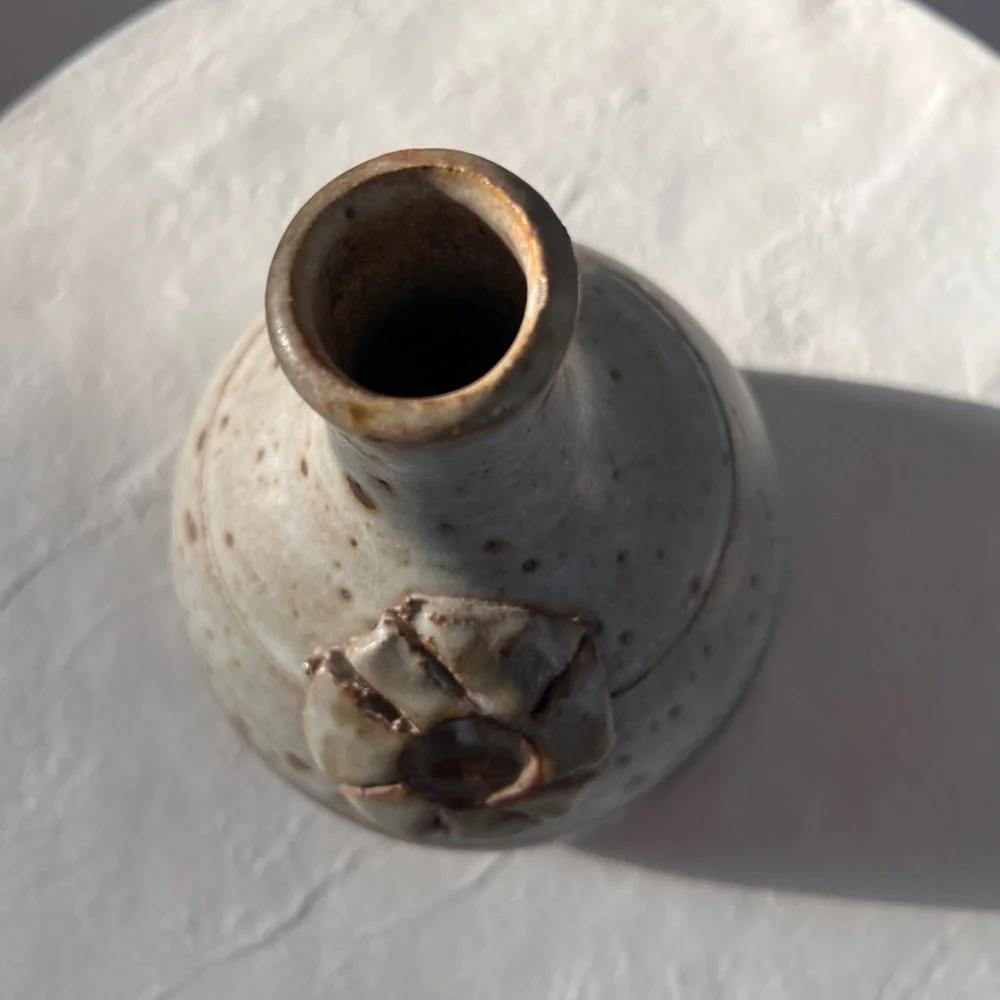 STUNNING MID-CENTURY HANDMADE SIGNED STUDIO POTTERY GREY‎ W/ SPECKLED BROWN